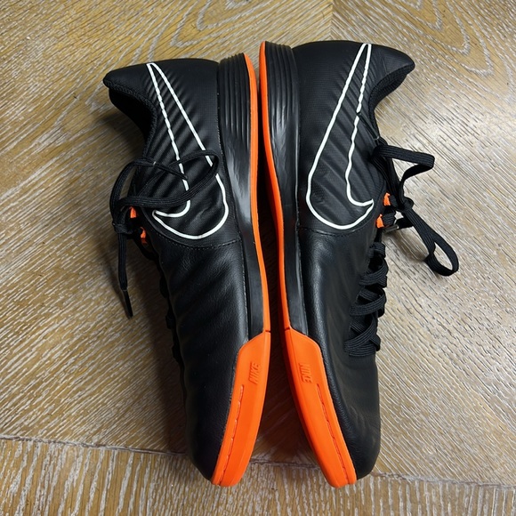 NIKE Tiempo Legendx 7 Academy IC Youth Black Orange Sneaker 6Y - Picture 8 of 11
